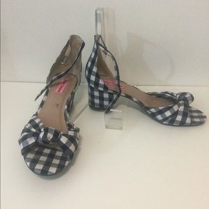 Betsey Johnson gingham plaid shoes Sz 9.5